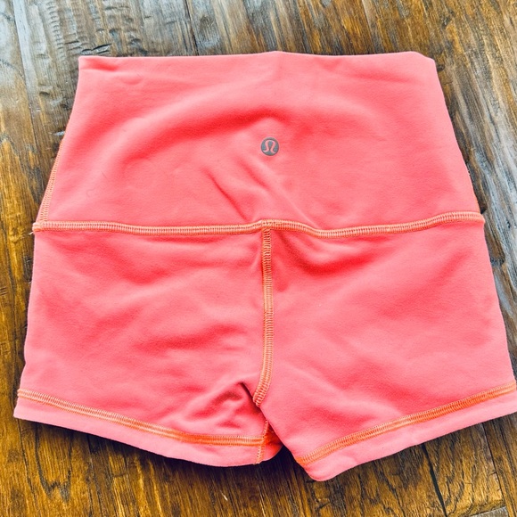Lululemon Women’s High-Rise Train Shorts - Size 2 - Picture 2 of 4
